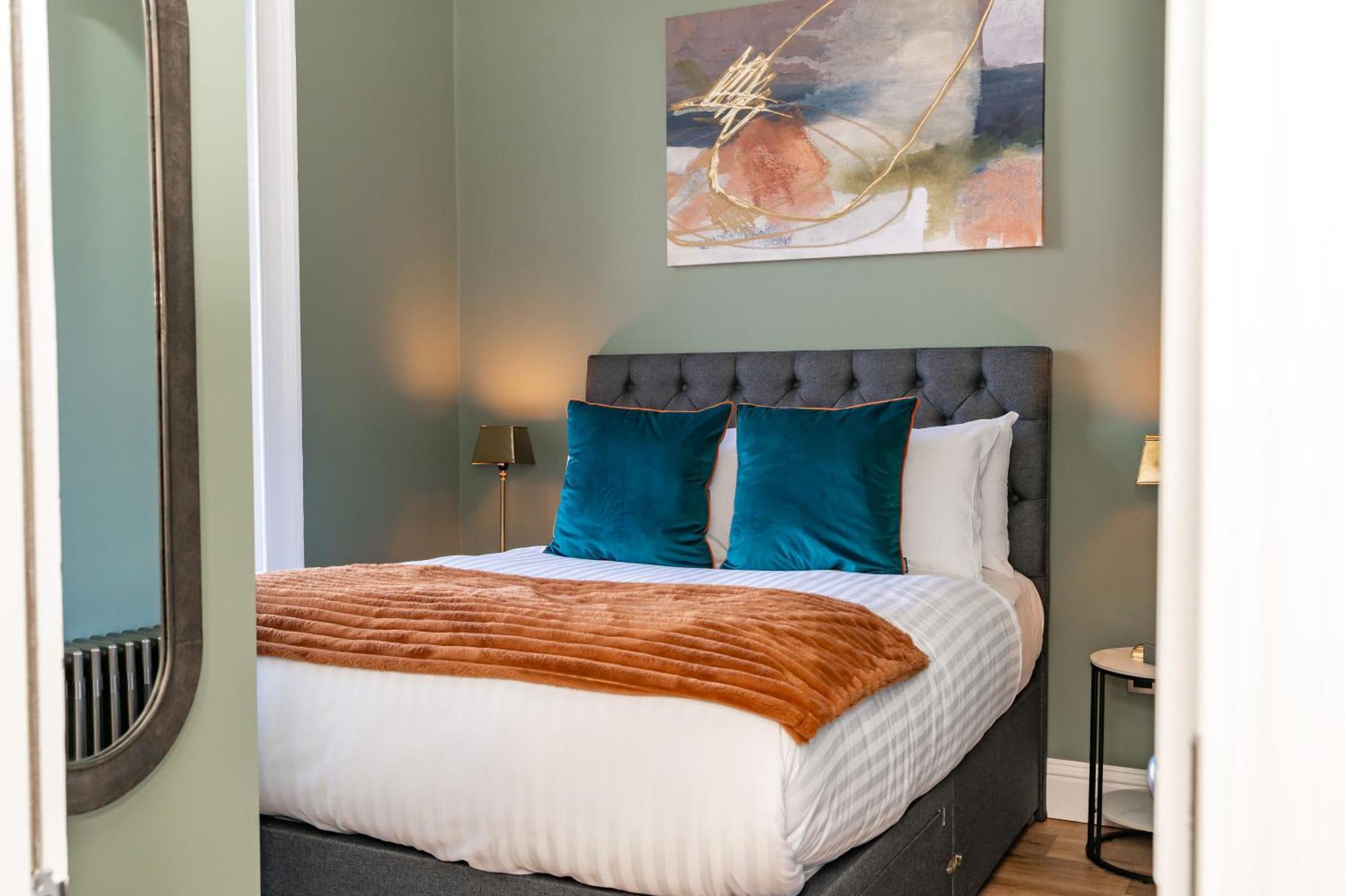 אדינבורו Dragon Suites Luxury Apartments At 9 Albyn Place מראה חיצוני תמונה