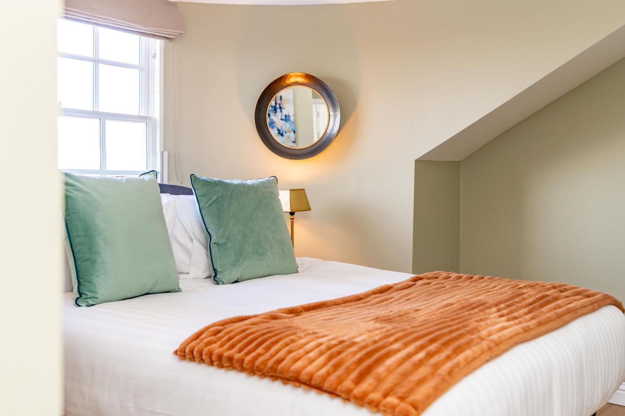 אדינבורו Dragon Suites Luxury Apartments At 9 Albyn Place מראה חיצוני תמונה