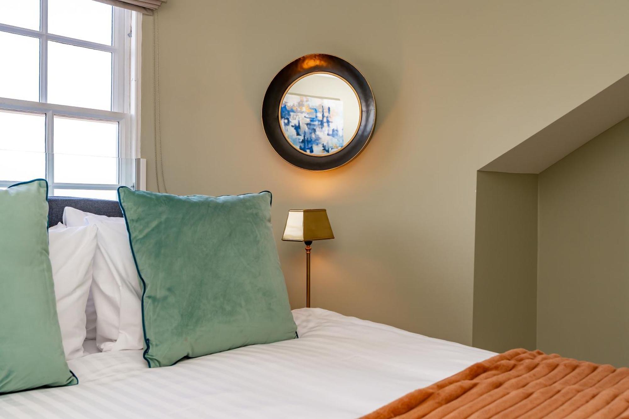 אדינבורו Dragon Suites Luxury Apartments At 9 Albyn Place מראה חיצוני תמונה