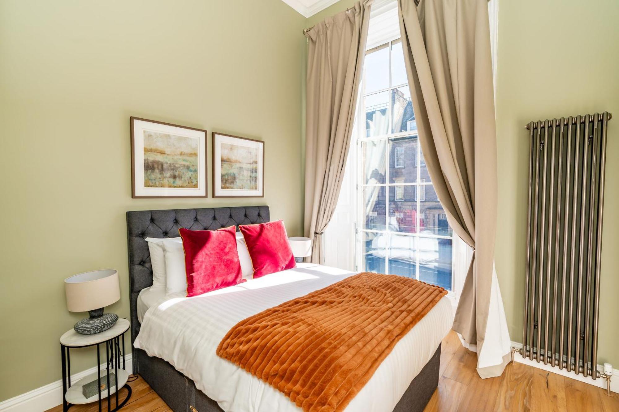 אדינבורו Dragon Suites Luxury Apartments At 9 Albyn Place מראה חיצוני תמונה