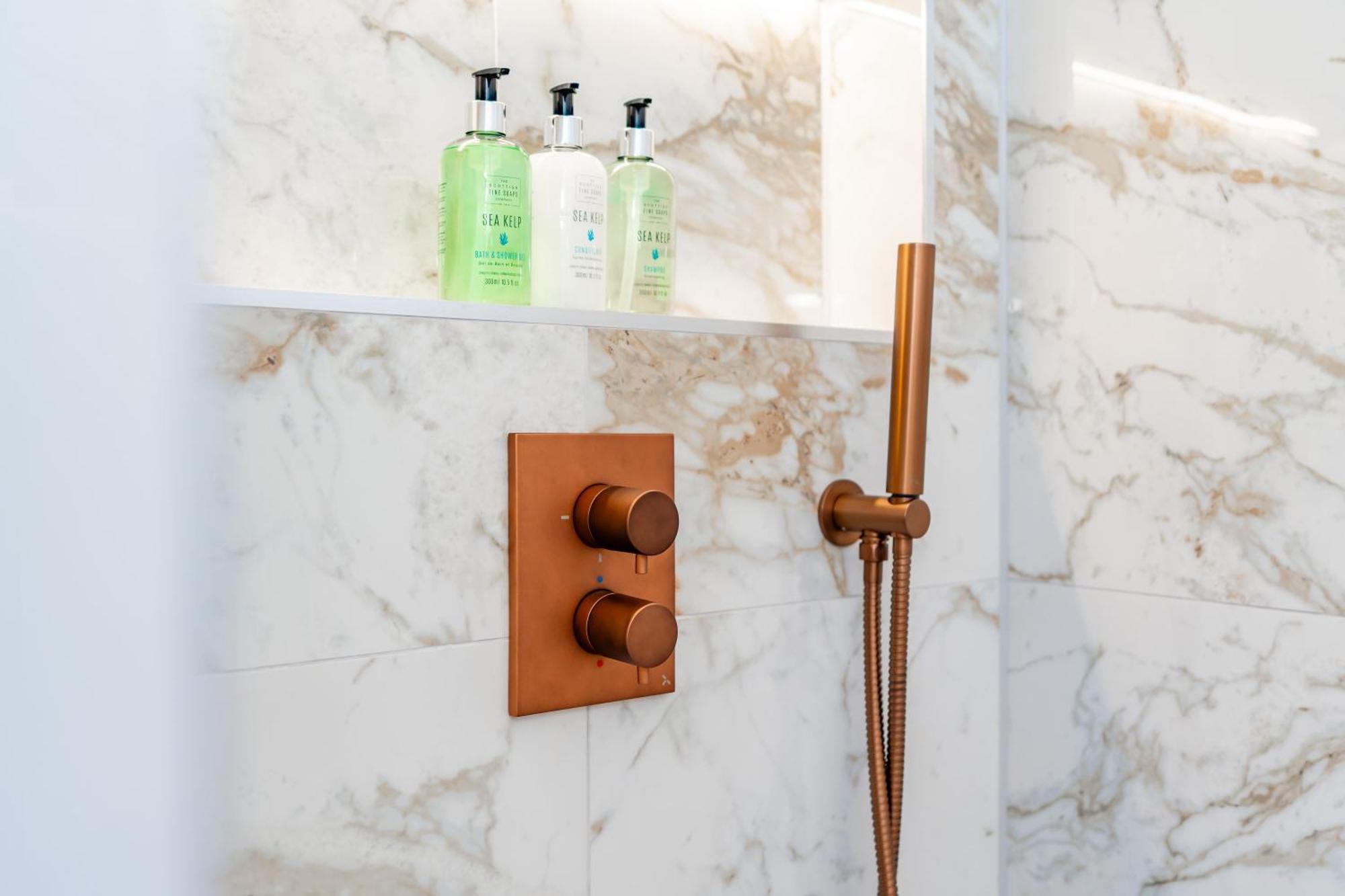 אדינבורו Dragon Suites Luxury Apartments At 9 Albyn Place מראה חיצוני תמונה