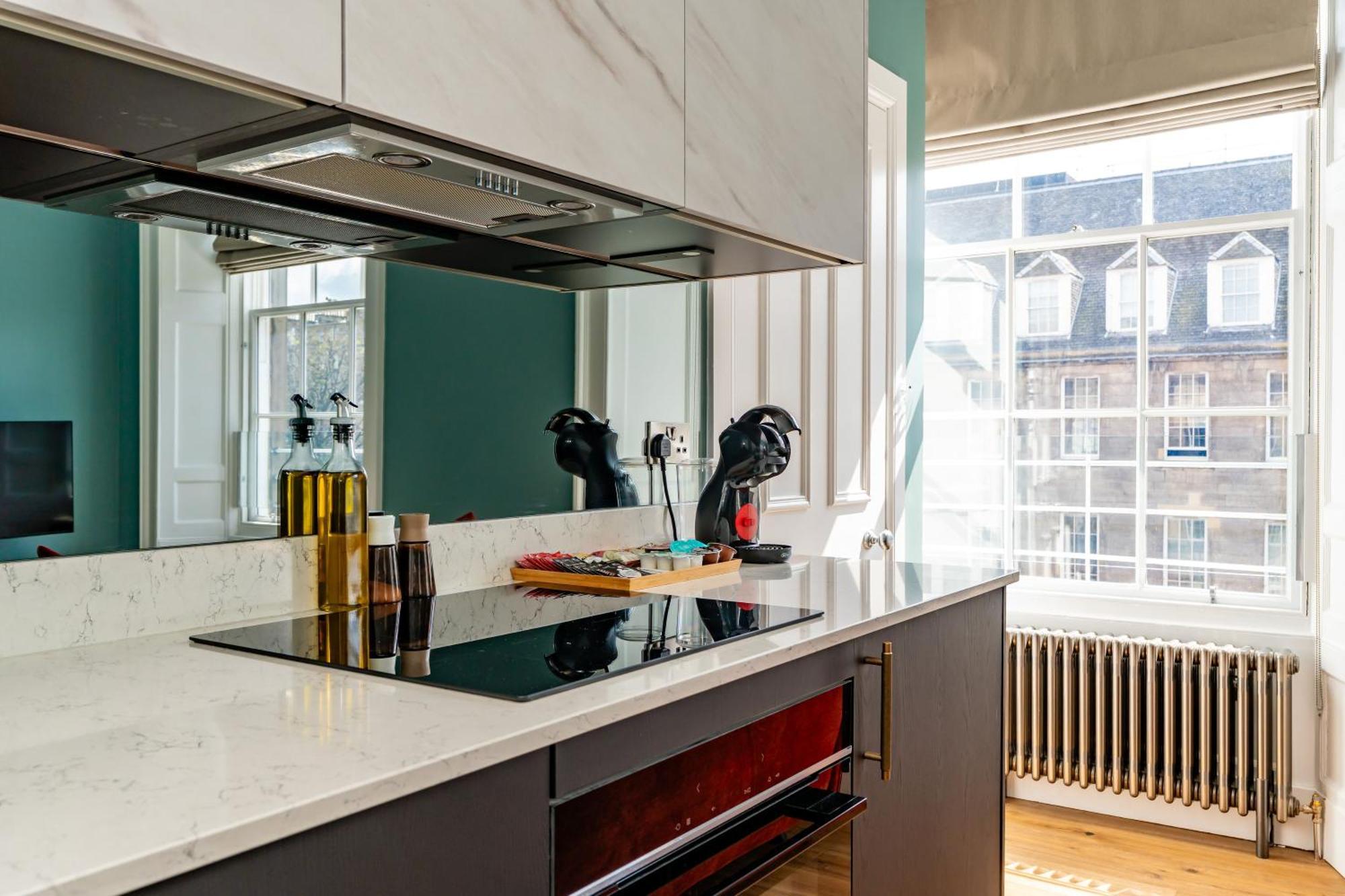 אדינבורו Dragon Suites Luxury Apartments At 9 Albyn Place מראה חיצוני תמונה